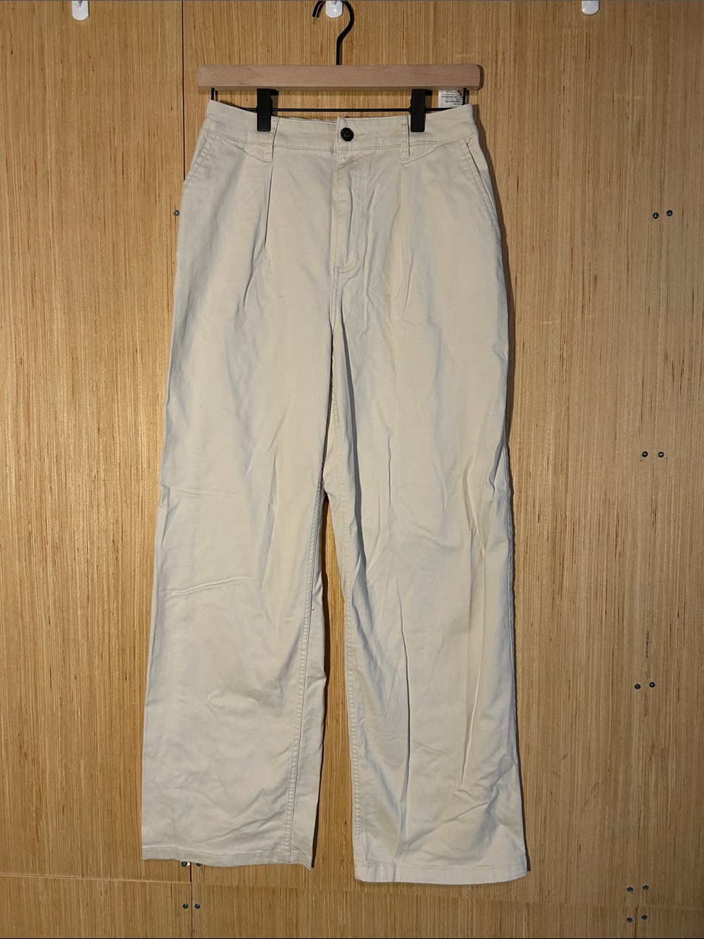 Hollister Womens Uktra Hugh Rise Cream Straight-Leg Chinos